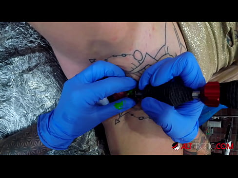 ❤️ Extremely tattooed hottie Sully Savage got a tattoo on her clitoris ❤❌ Porno at en-us.teatroporno.ru ❤